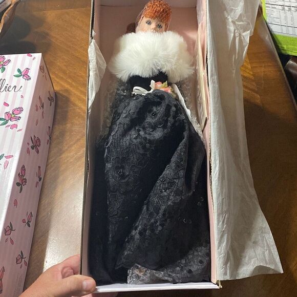 Robert Tonner. kitty Collier 18” Basic Doll  Red Hair. 20402 new in box - Picture 2 of 7